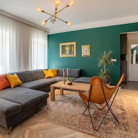 Great Location-luxury +free Parking