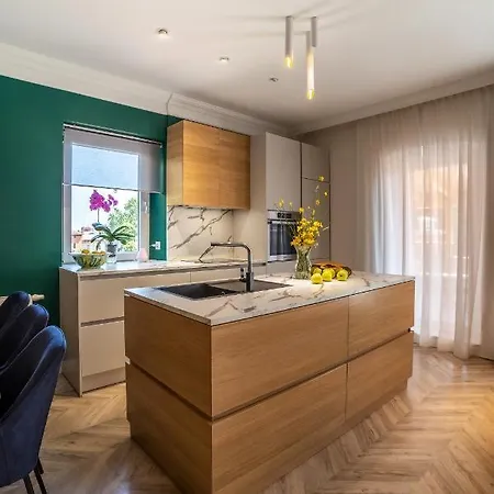 Great Location-luxury +free Parking Apartment