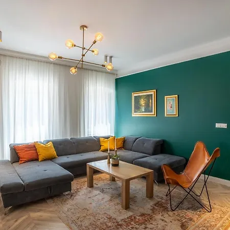 Great Location-luxury +free Parking