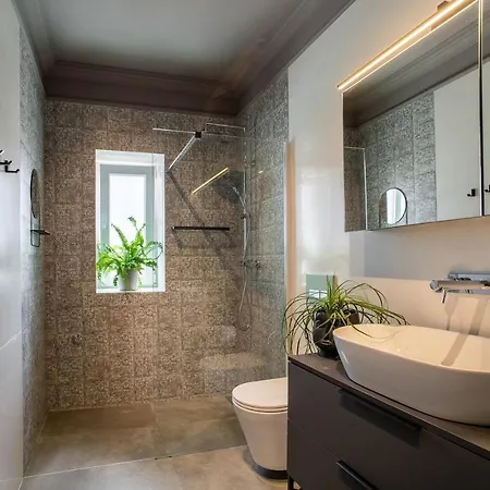 Great Location-luxury +free Parking Apartment