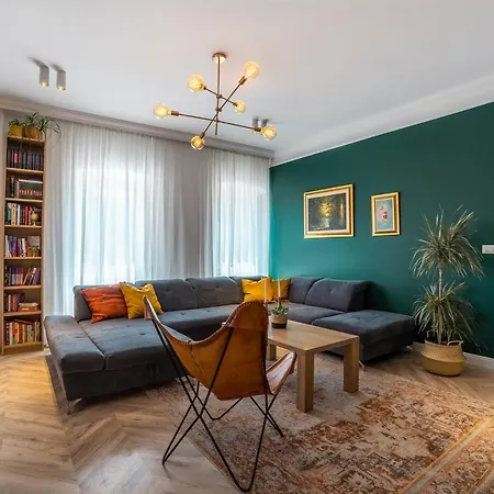 Great Location-luxury +free Parking Apartment