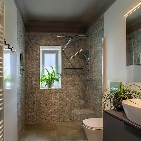Great Location-luxury +free Parking *