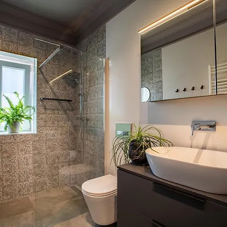 Great Location-luxury +free Parking Apartment