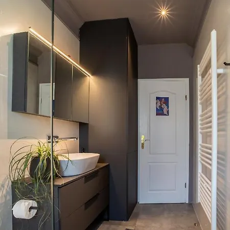 Great Location-luxury +free Parking *